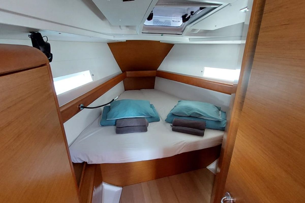 Cabin on Para Elli, a Jeanneau Sun Odyssey 419 sailboat at San Miguel de Abona, Spain