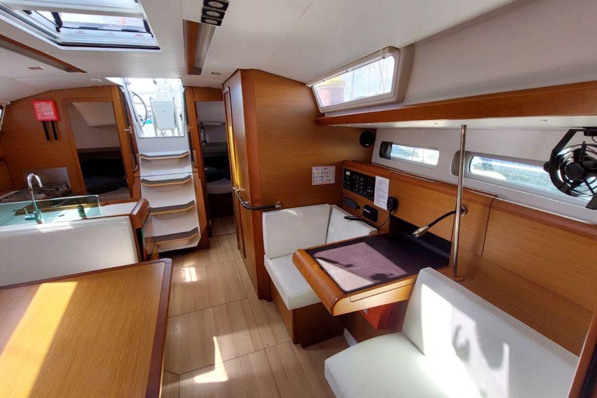 Salon of Para Elli, a Jeanneau Sun Odyssey 419 sailboat at San Miguel de Abona, Spain