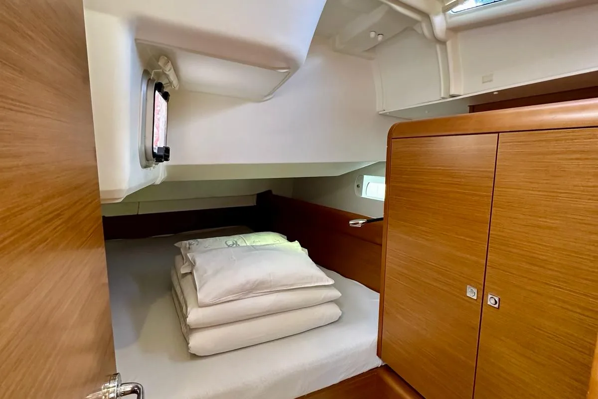 Cabin on Janis, a Jeanneau Sun Odyssey 449 sailboat at Općina Sukošan, Croatia