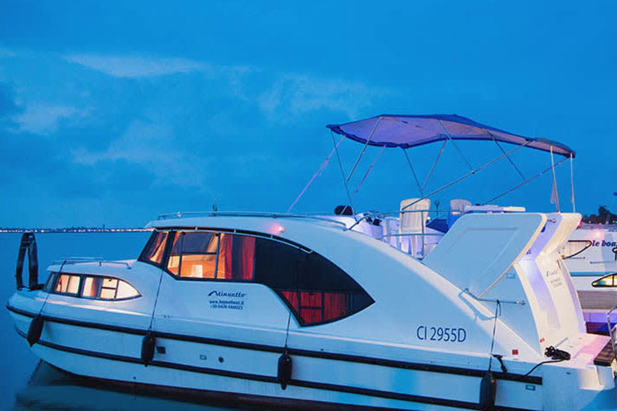 Exterior view of Minuetto, a Cygnet Minuetto 6+ motorboat at Casier, Italy