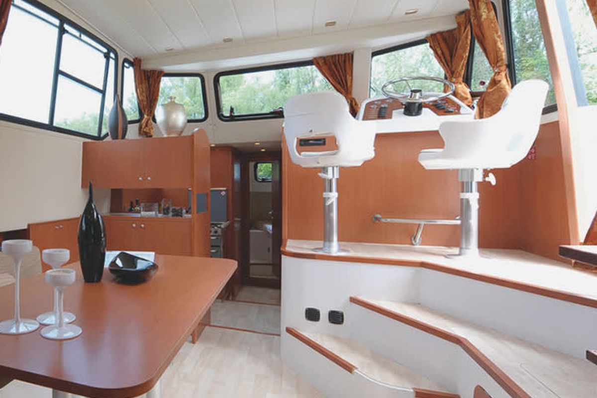 Salon of Minuetto, a Cygnet Minuetto 6+ motorboat at Casier, Italy