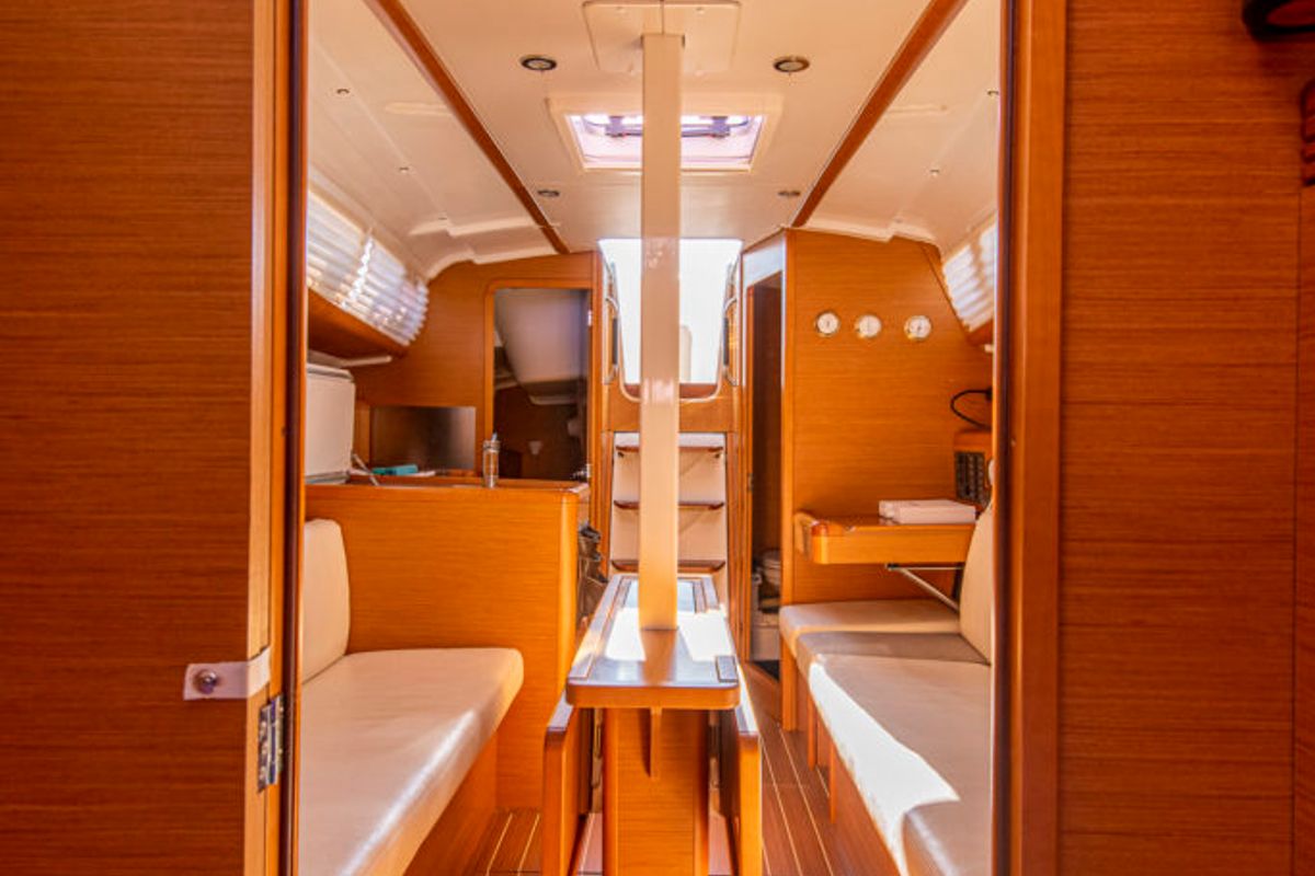 Salon of Ribellina, a Jeanneau Sun Odyssey 33i sailboat at San Vincenzo, Italy