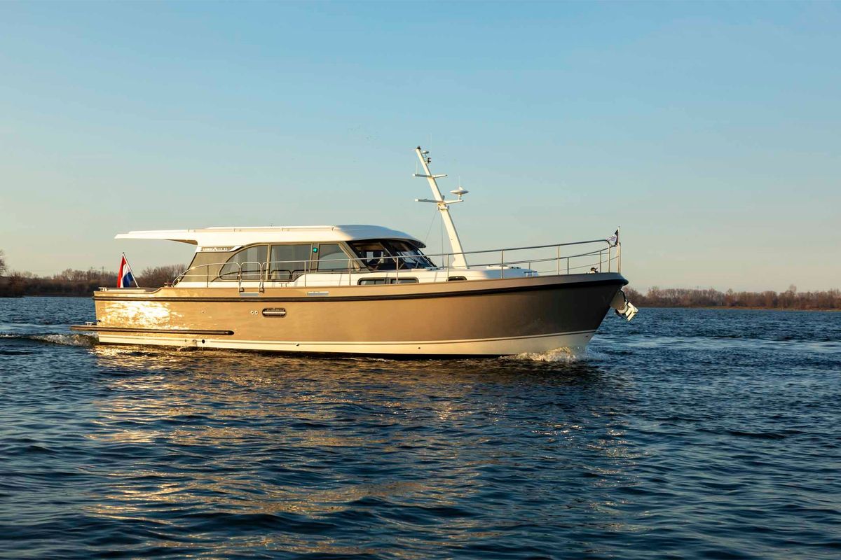 Exterior view of Luna Amanda, a Linssen Grand Sturdy 40.9 Sedan other at Kinrooi, Belgium