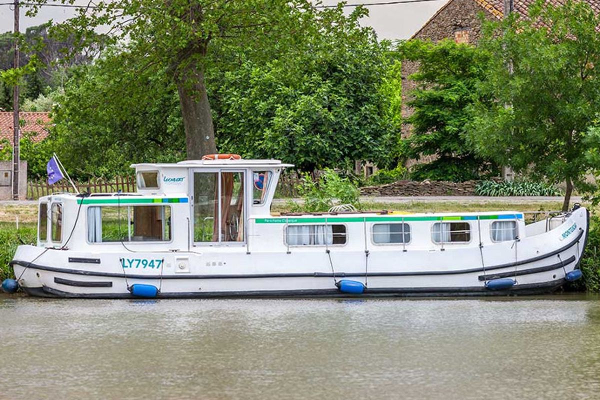 Exterior view of 1107W-110, a Pénichette 1107 motorboat at Buzet-sur-Baïse, France