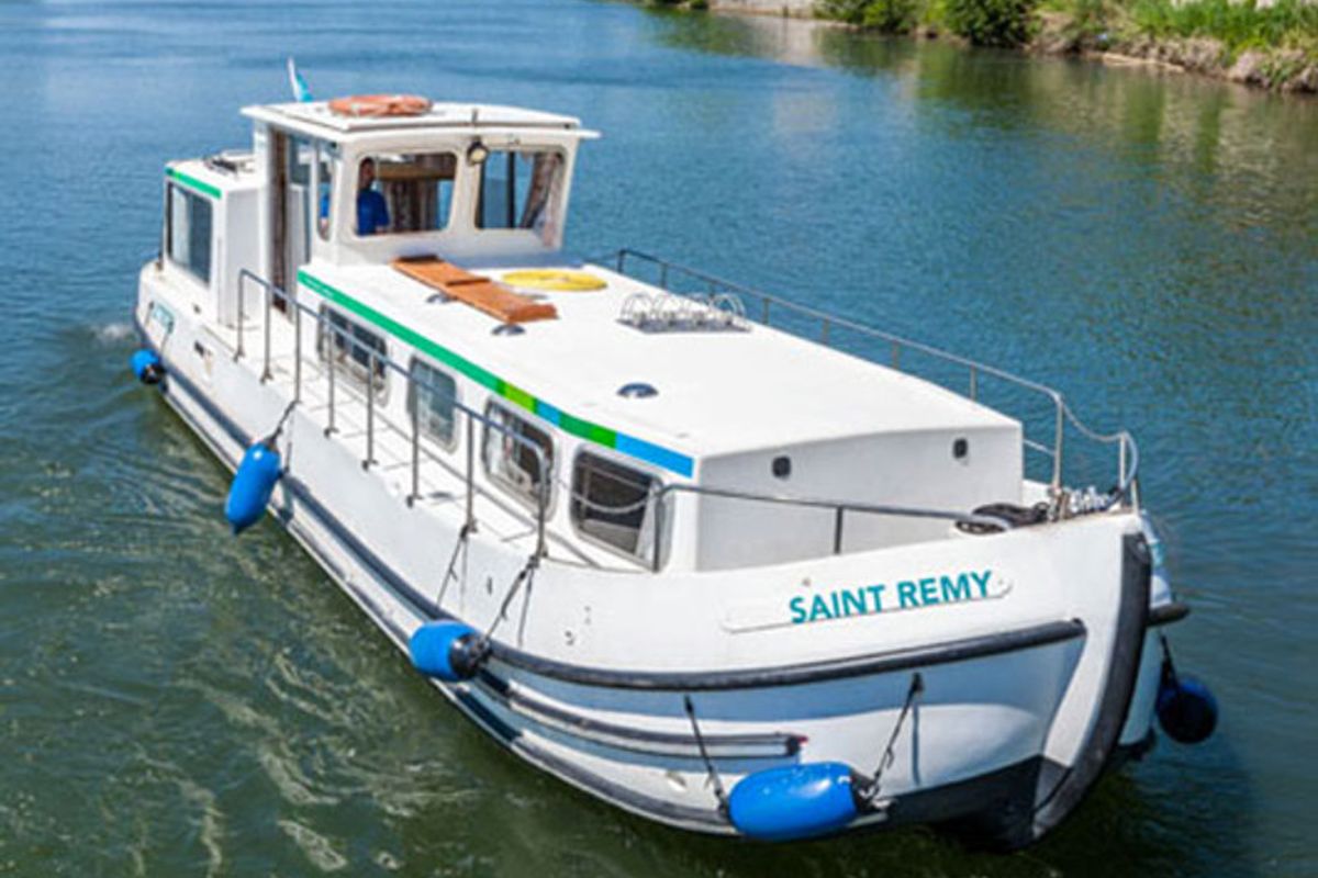 Exterior view of 1107W-110, a Pénichette 1107 motorboat at Buzet-sur-Baïse, France