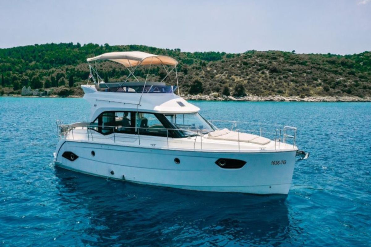 Exterior view of Ivona, a Bavaria E40 Fly motorboat at Seget Donji, Croatia