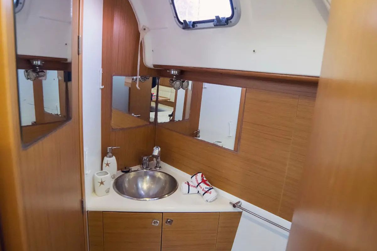 Head on Eleni, a Jeanneau Sun Odyssey 44 i sailboat at Volos Municipality, Greece