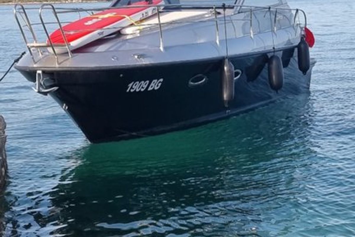 Exterior view of Max 2, a Grginić jahte Mirakul 30 motorboat at Općina Sukošan, Croatia
