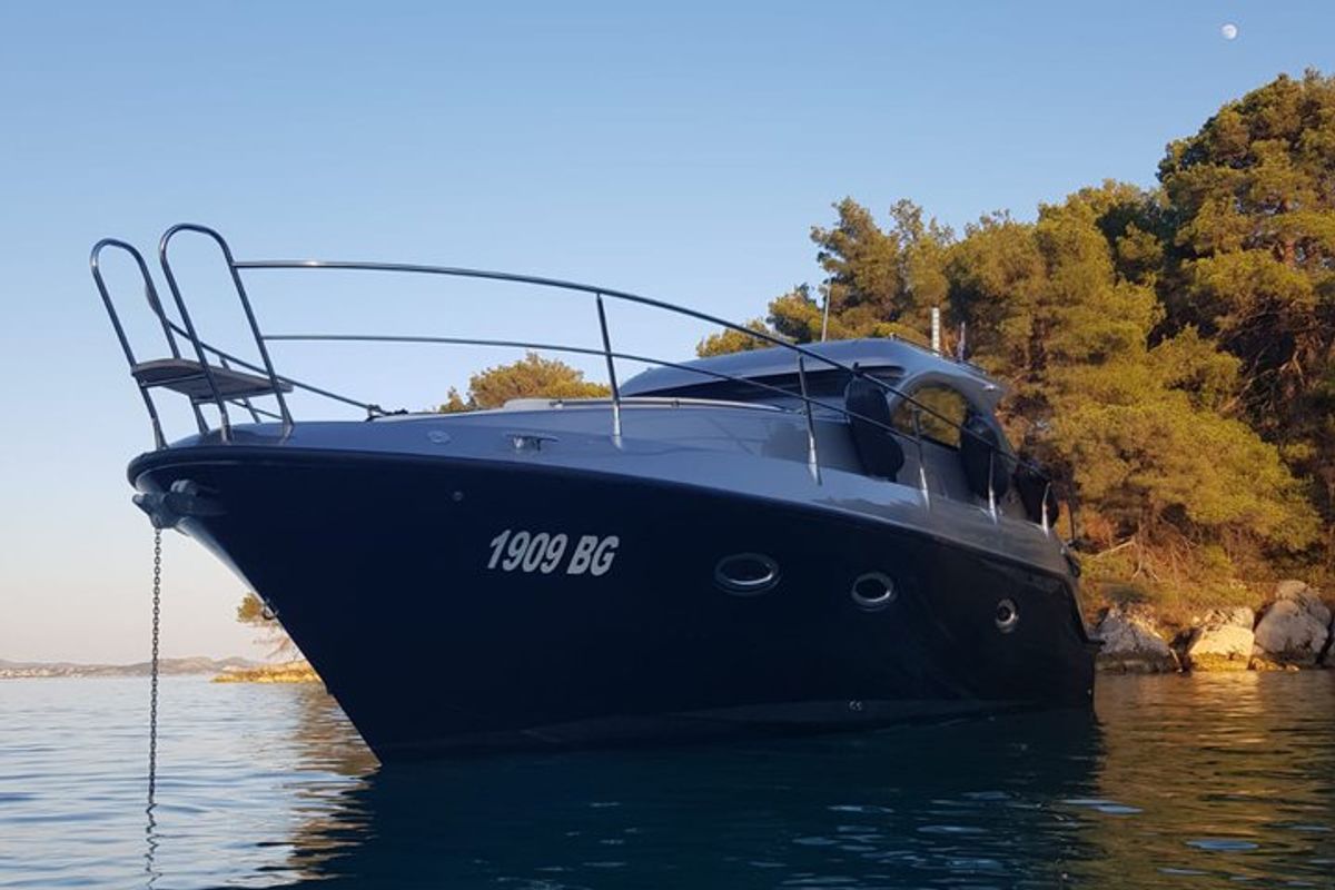 Exterior view of Max 2, a Grginić jahte Mirakul 30 motorboat at Općina Sukošan, Croatia