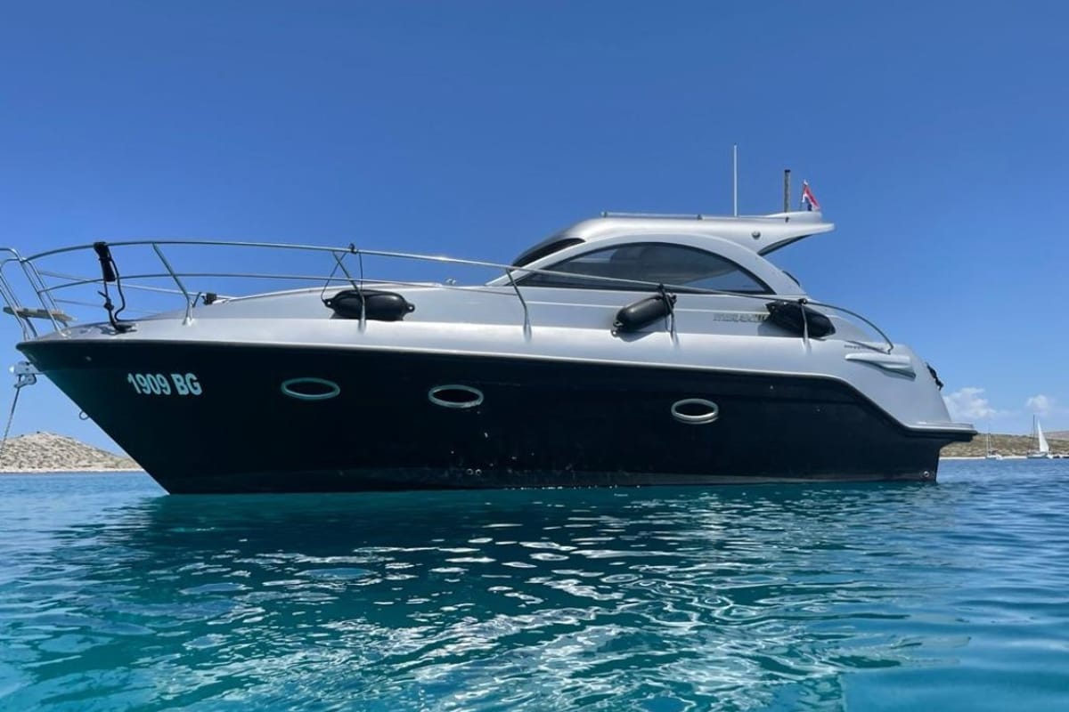 Exterior view of Max 2, a Grginić jahte Mirakul 30 motorboat at Općina Sukošan, Croatia