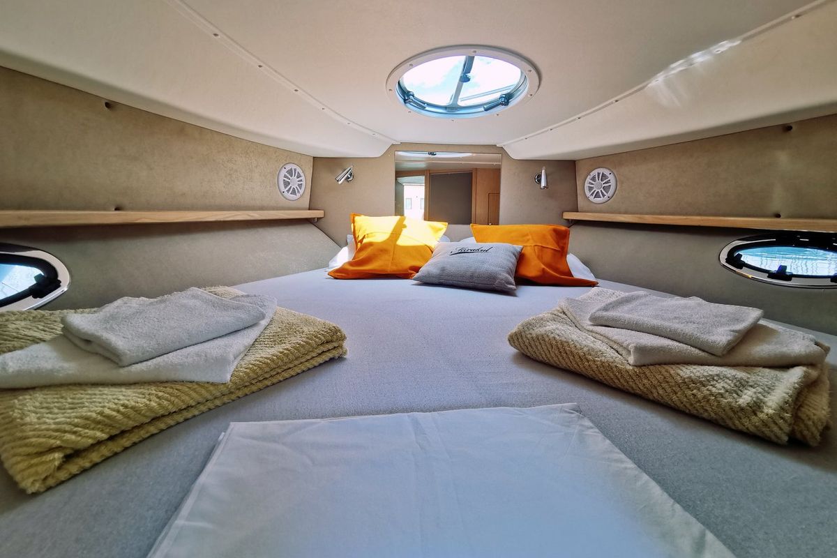 Cabin on Max 2, a Grginić jahte Mirakul 30 motorboat at Općina Sukošan, Croatia