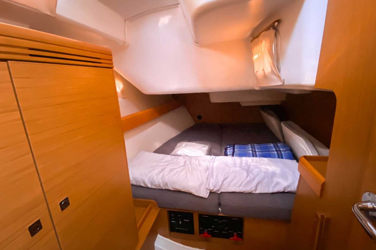 Cabin on Cassiopea, a Jeanneau Sun Odyssey 42 i sailboat at Fezzano, Italy