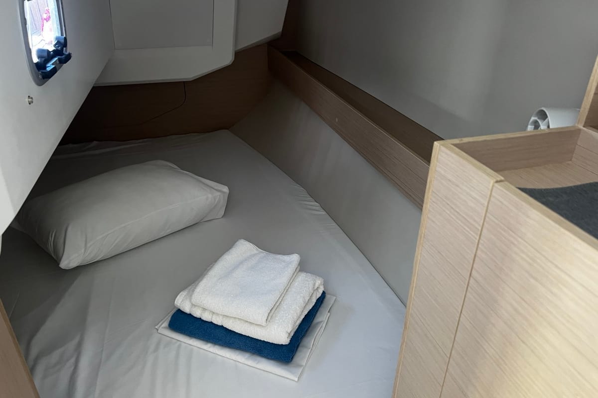 Cabin on Agavi, a Beneteau Oceanis 30.1 sailboat at Volos Municipality, Greece