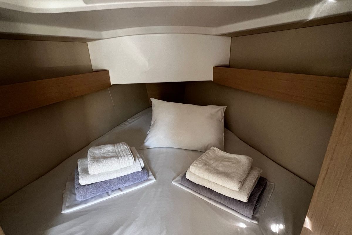 Cabin on Agavi, a Beneteau Oceanis 30.1 sailboat at Volos Municipality, Greece