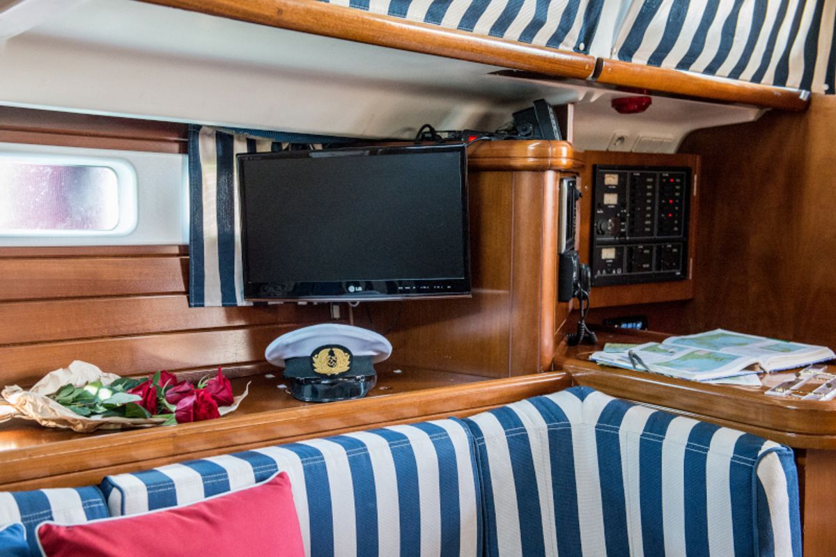 Salon of Vori, a Beneteau Oceanis 473 sailboat at Athens, Greece