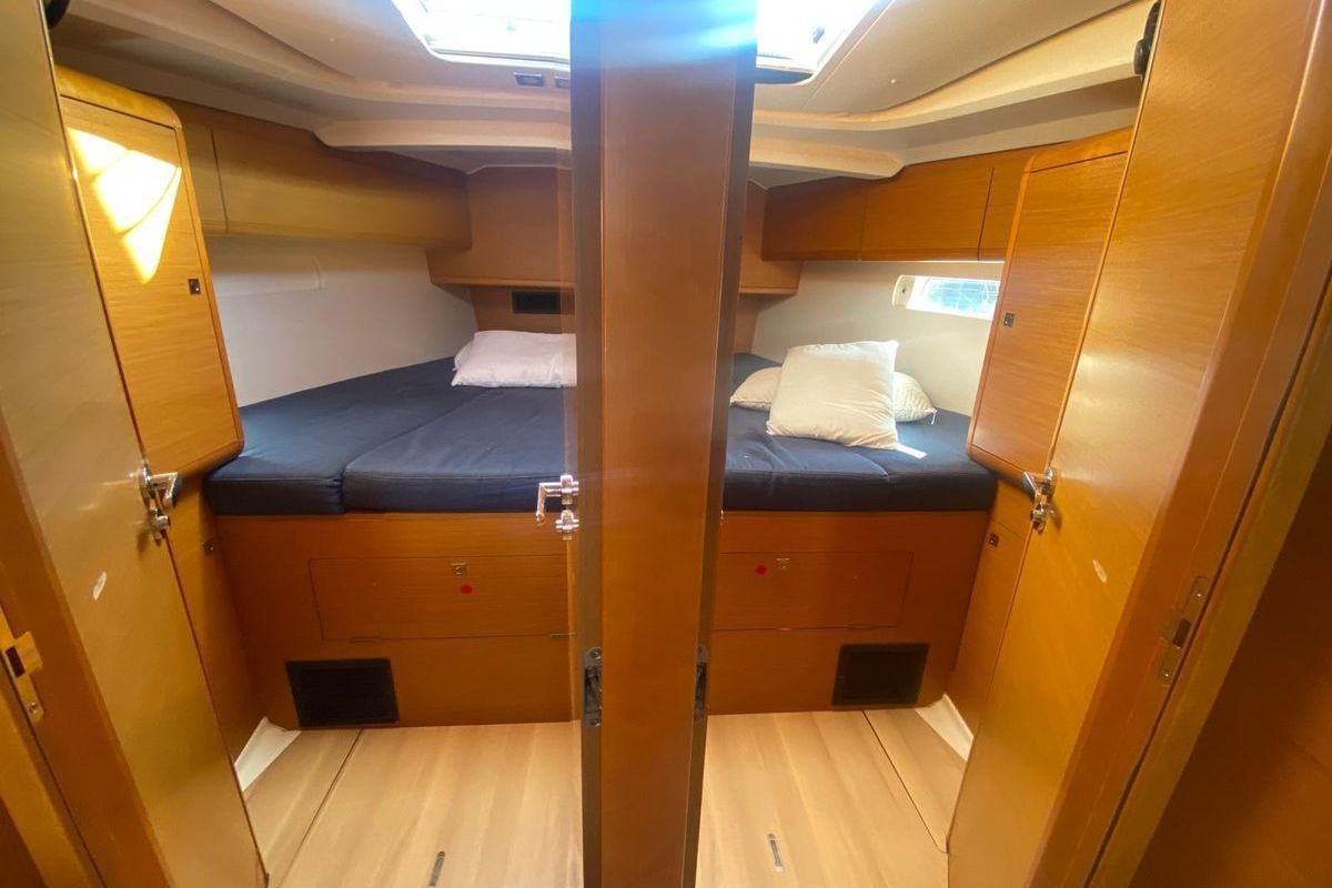 Cabin on Skopelos, a Jeanneau Sun Odyssey 519 sailboat at Lavreotiki Municipal Unit, Greece
