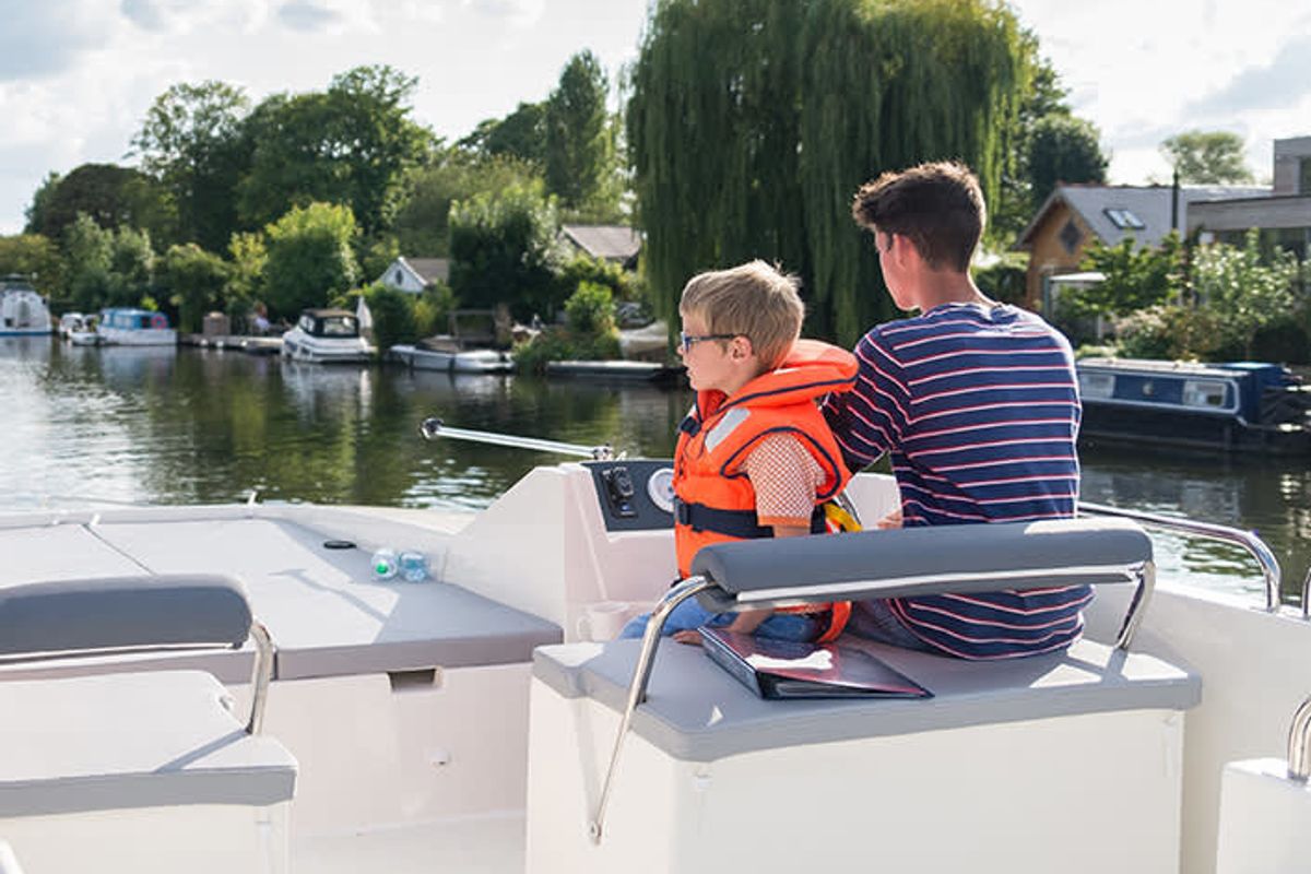 Cockpit of Horizon 4 - Premier 13, a Cygnet Horizon 4 motorboat at Rheinsberg, Germany