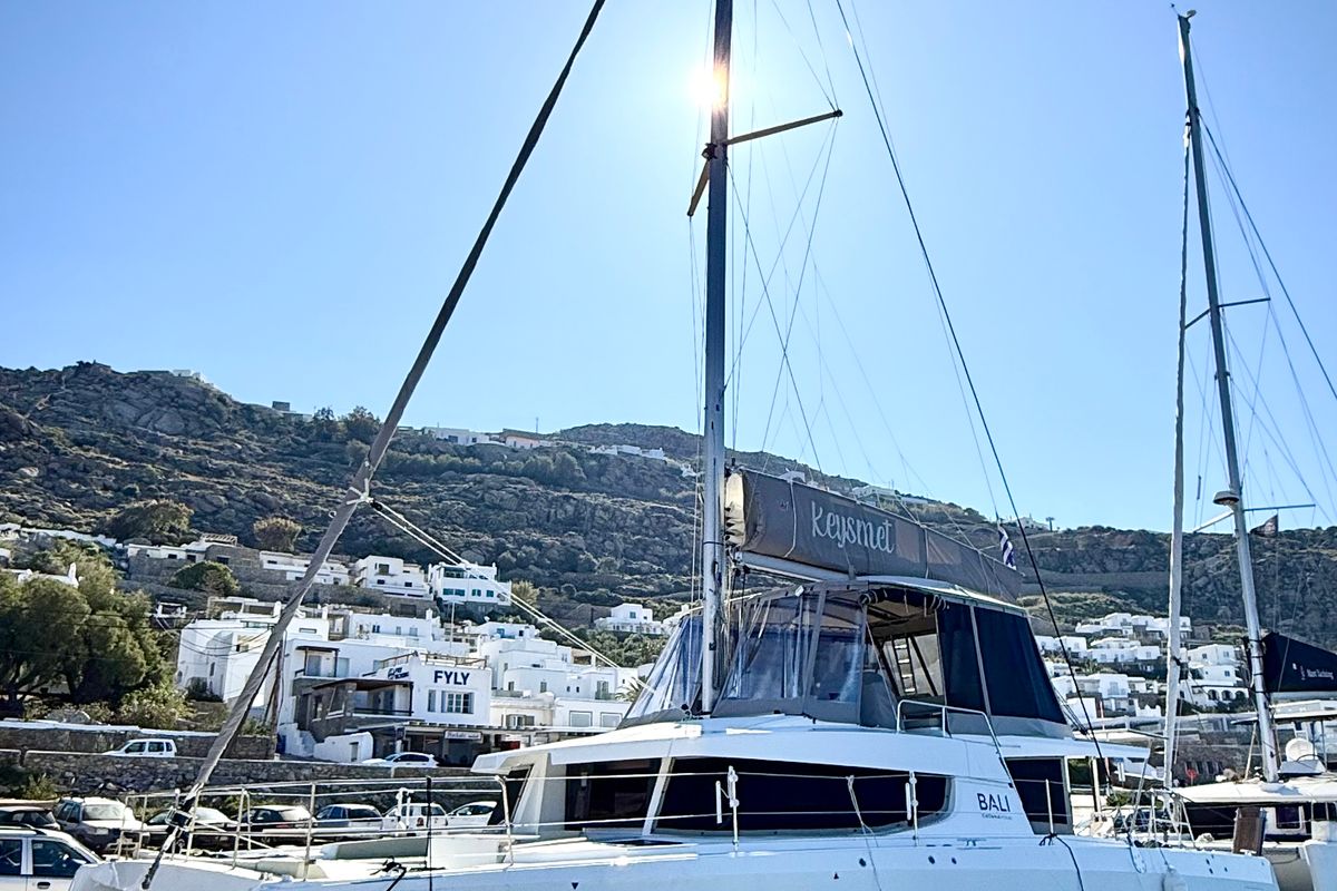 Exterior view of Keysmet, a Bali 4.6 catamaran at Tourlos, Greece