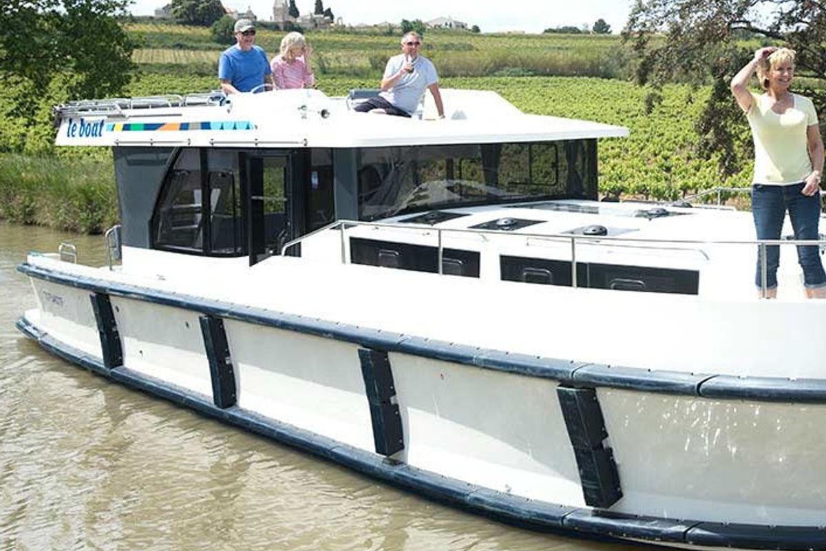 Exterior view of Horizon 3 - Premier 10, a Cygnet Horizon 3 motorboat at Castelnaudary, France