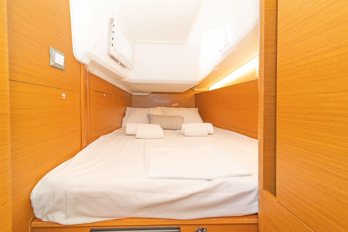 Cabin on Zheng Yi Sao, a Jeanneau Sun Odyssey 410 sailboat at Athens, Greece