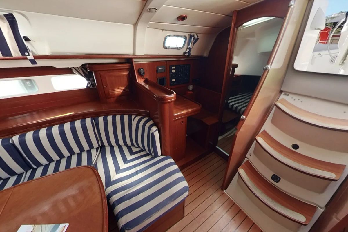 Salon of Hypo, a Beneteau Oceanis Clipper 411 sailboat at Pirovac, Croatia