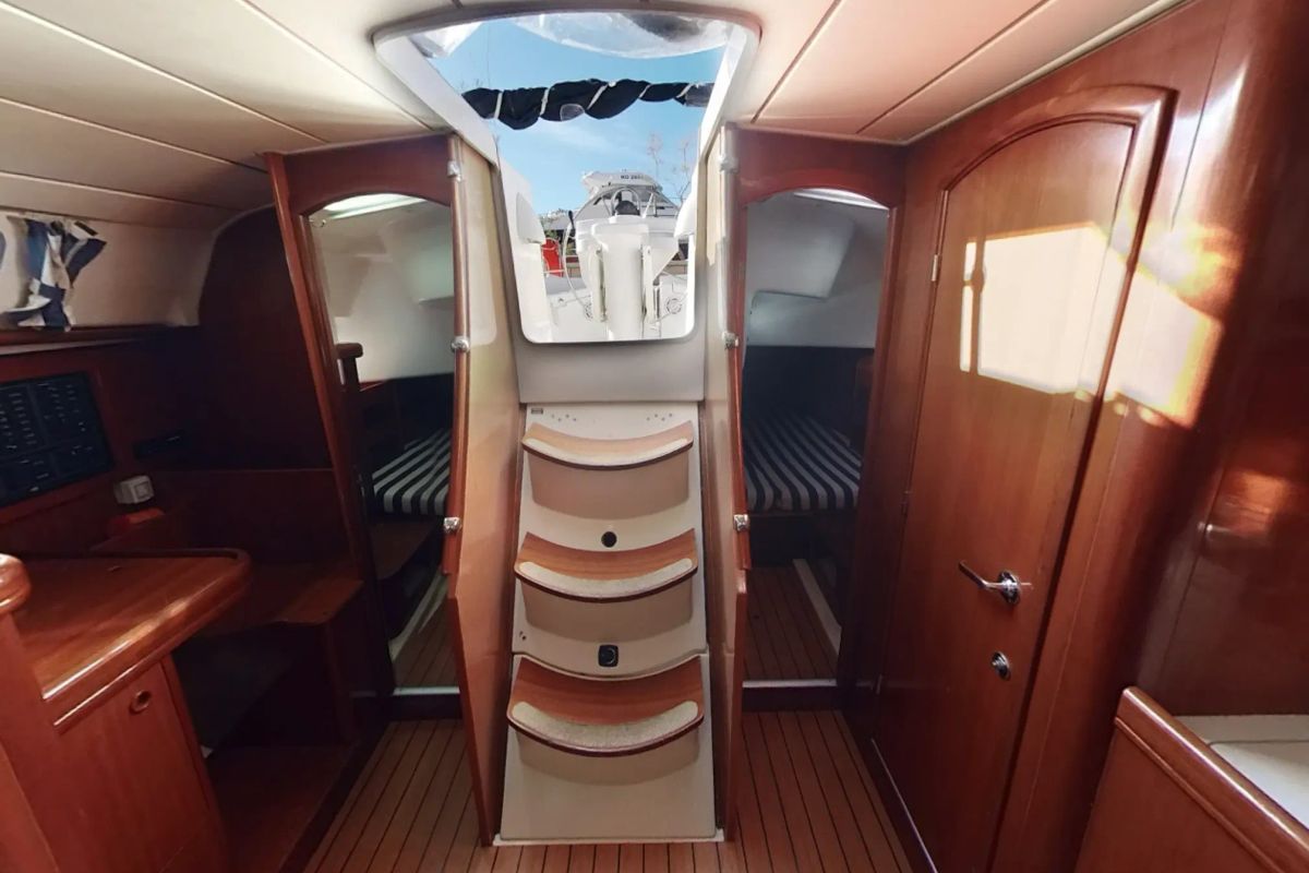 Salon of Hypo, a Beneteau Oceanis Clipper 411 sailboat at Pirovac, Croatia
