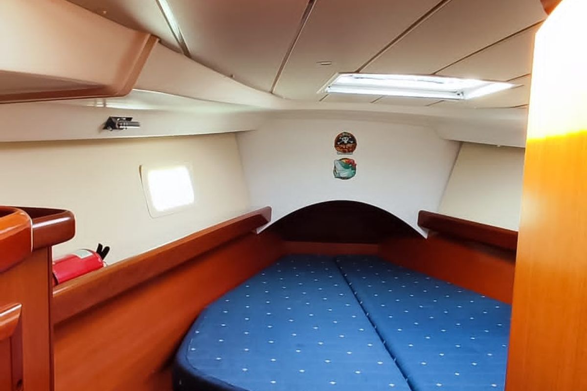 Cabin on Derin, a Beneteau Oceanis Clipper 423 sailboat at Fethiye, Turkey