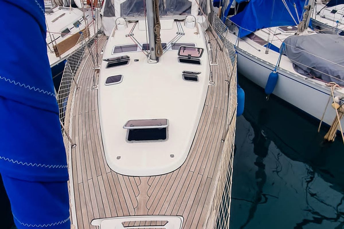 Deck of Derin, a Beneteau Oceanis Clipper 423 sailboat at Fethiye, Turkey