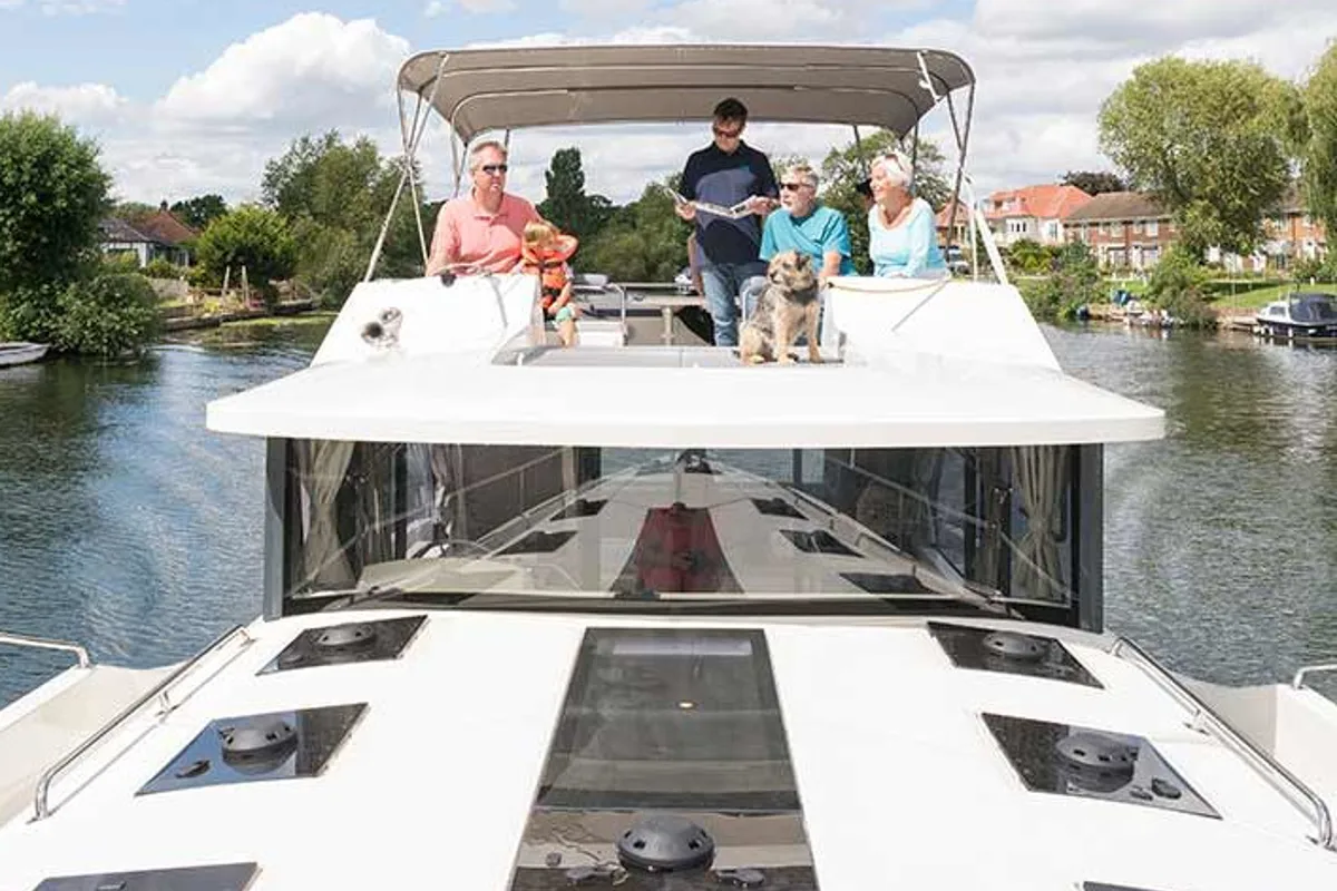 Deck of Horizon 4, a Cygnet Horizon 4 motorboat at Saint-Usage, France