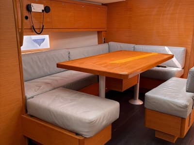 Salon of Chuck, a Dufour 470 sailboat at Tonnarella, Italy