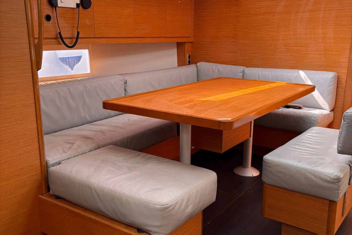 Salon of Chuck, a Dufour 470 sailboat at Tonnarella, Italy