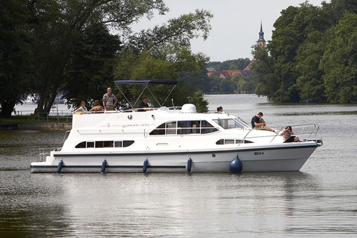 Exterior view of E600-21, a Pénichette Europa E.600 motorboat at Loosdrecht, Netherlands