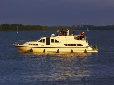 Exterior view of E600-21, a Pénichette Europa E.600 motorboat at Loosdrecht, Netherlands