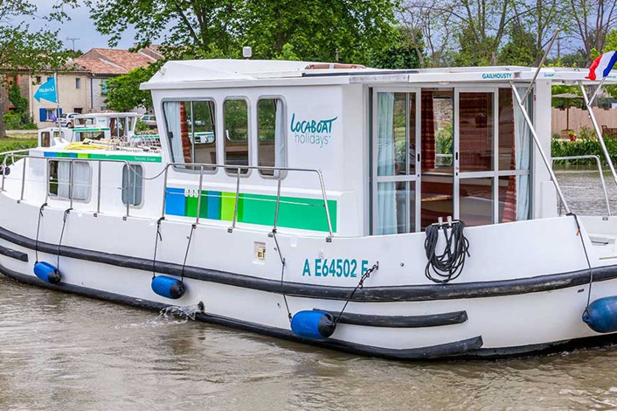 Exterior view of 1120R-14, a Pénichette 1120 motorboat at Lutzelbourg, France