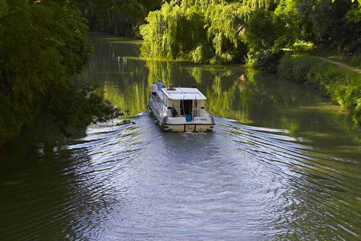 Exterior view of 1120R-14, a Pénichette 1120 motorboat at Lutzelbourg, France