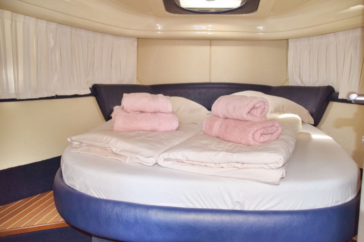 Cabin on Julia, a Fairline Boats Fairlane Phantom 40 motorboat at Primošten, Croatia