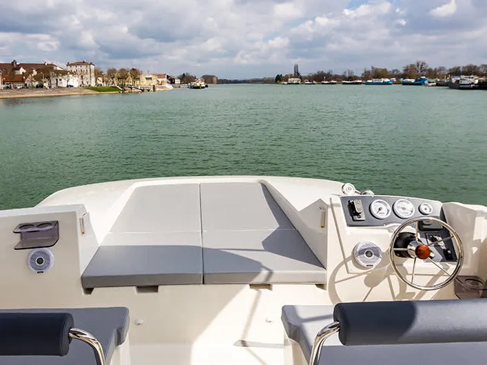 Cockpit of Horizon 2 - Premier 28, a Cygnet Horizon 2 motorboat at Smiths Falls, Canada