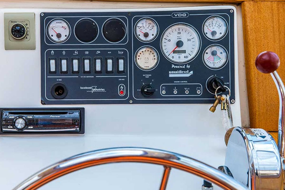 Cockpit of 1120R-15, a Pénichette 1120 motorboat at Saint-Martin-sur-Oust, France