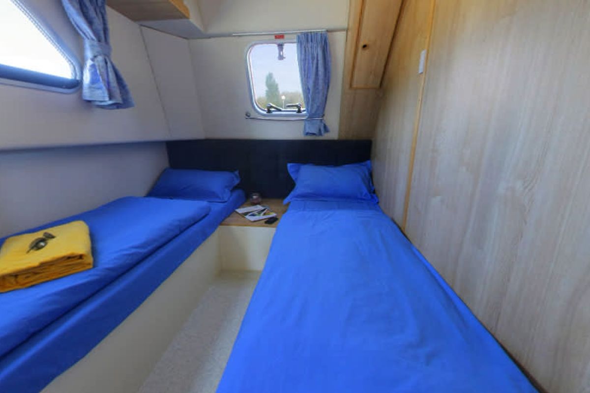 Cabin on Calypso - Comfort 22, a Cygnet Calypso motorboat at Castelnaudary, France