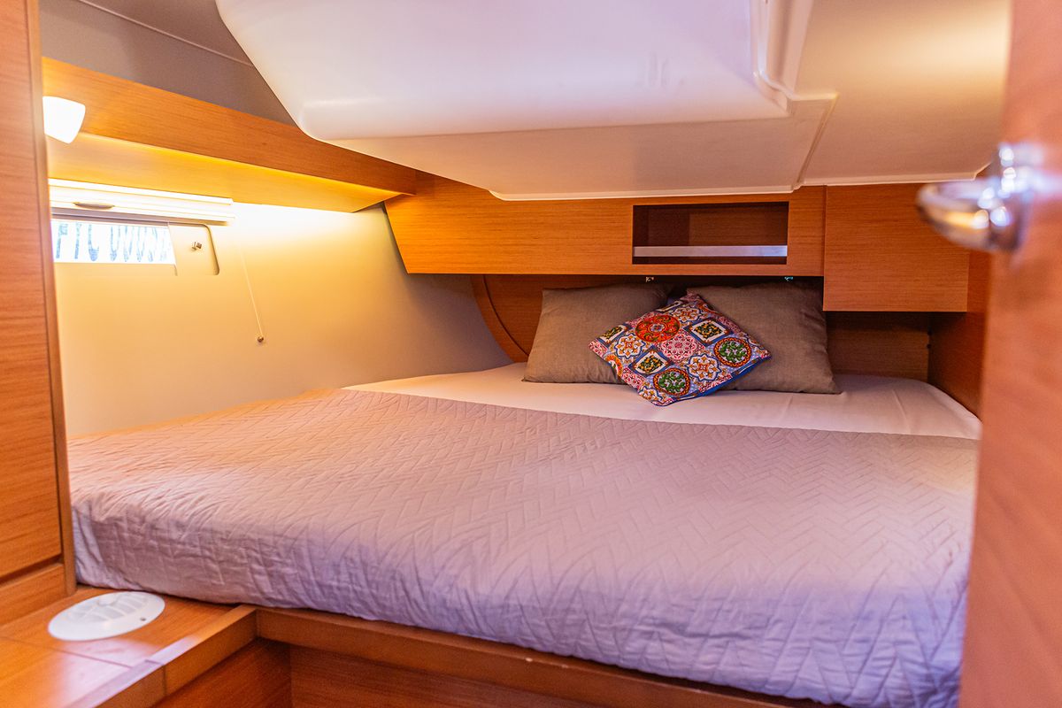 Cabin on Si Può Fare, a Dufour 430 sailboat at Palermo, Italy