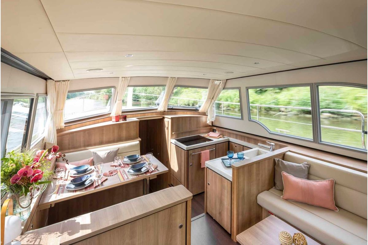 Salon of Helena II, a Linssen Grand Sturdy 40.0 AC other at Kinrooi, Belgium