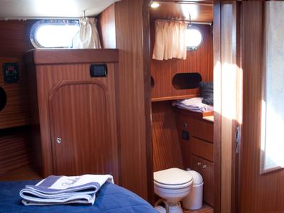 Cabin on Perla di mare, a Sciallino 40 motorboat at Cagliari, Italy
