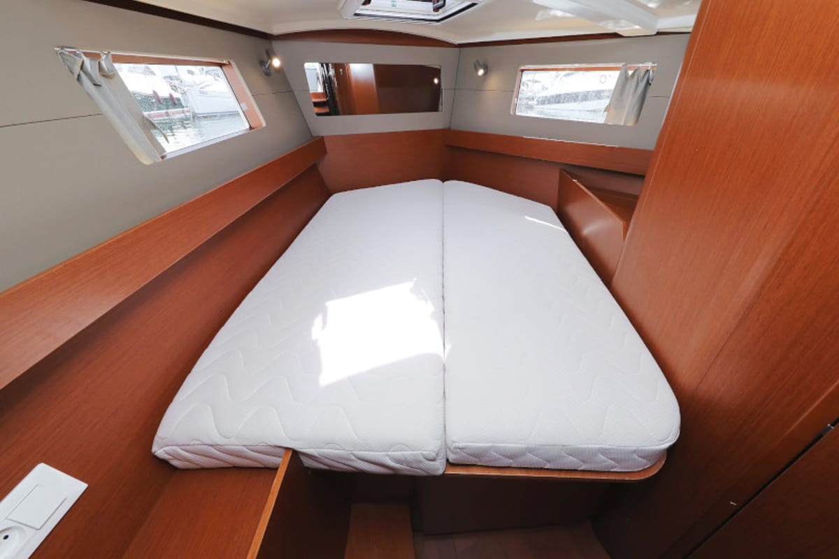 Cabin on Seven, a Beneteau Oceanis 41.1 sailboat at Zadar, Croatia