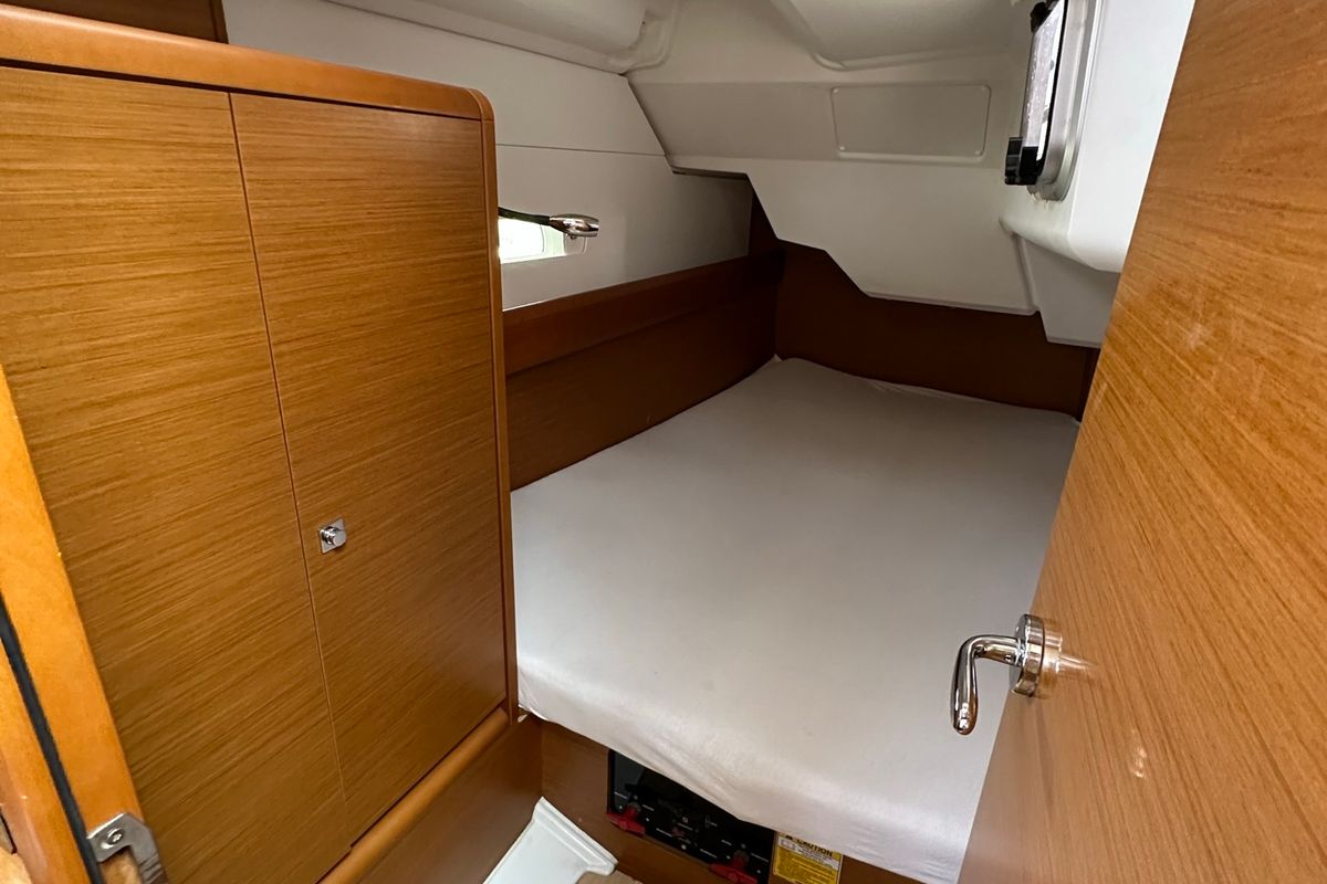 Cabin on Freddie, a Jeanneau Sun Odyssey 389 sailboat at Općina Pakoštane, Croatia