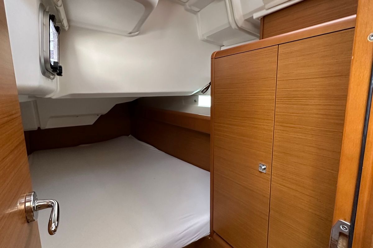 Cabin on Freddie, a Jeanneau Sun Odyssey 389 sailboat at Općina Pakoštane, Croatia