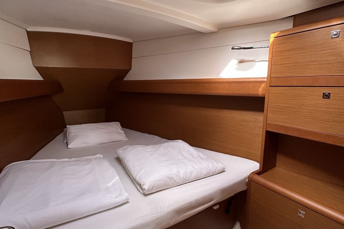 Cabin on Freddie, a Jeanneau Sun Odyssey 389 sailboat at Općina Pakoštane, Croatia