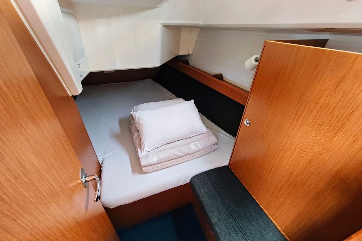 Cabin on Hana, a Bavaria Cruiser 37 sailboat at Općina Sukošan, Croatia