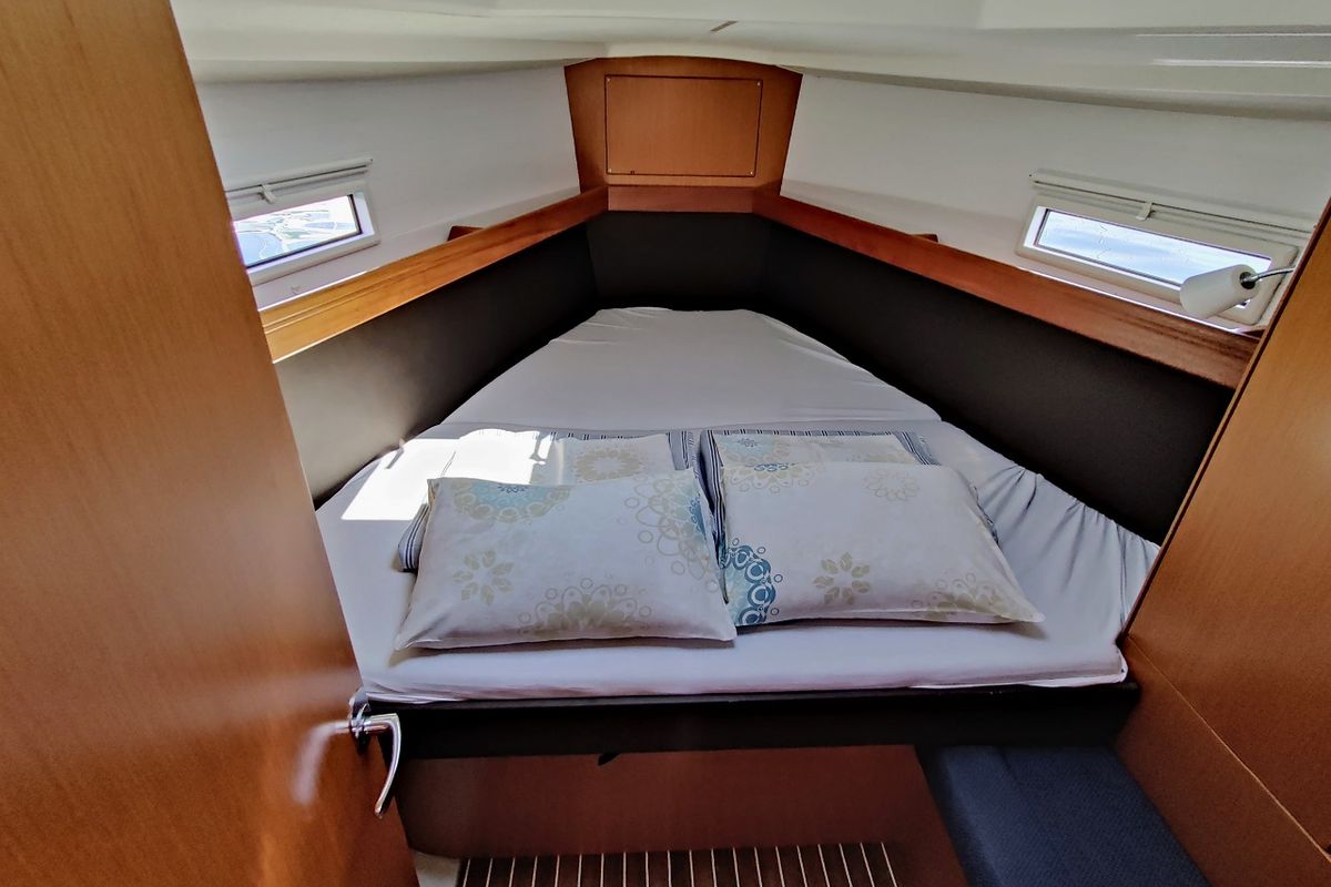 Cabin on Hana, a Bavaria Cruiser 37 sailboat at Općina Sukošan, Croatia