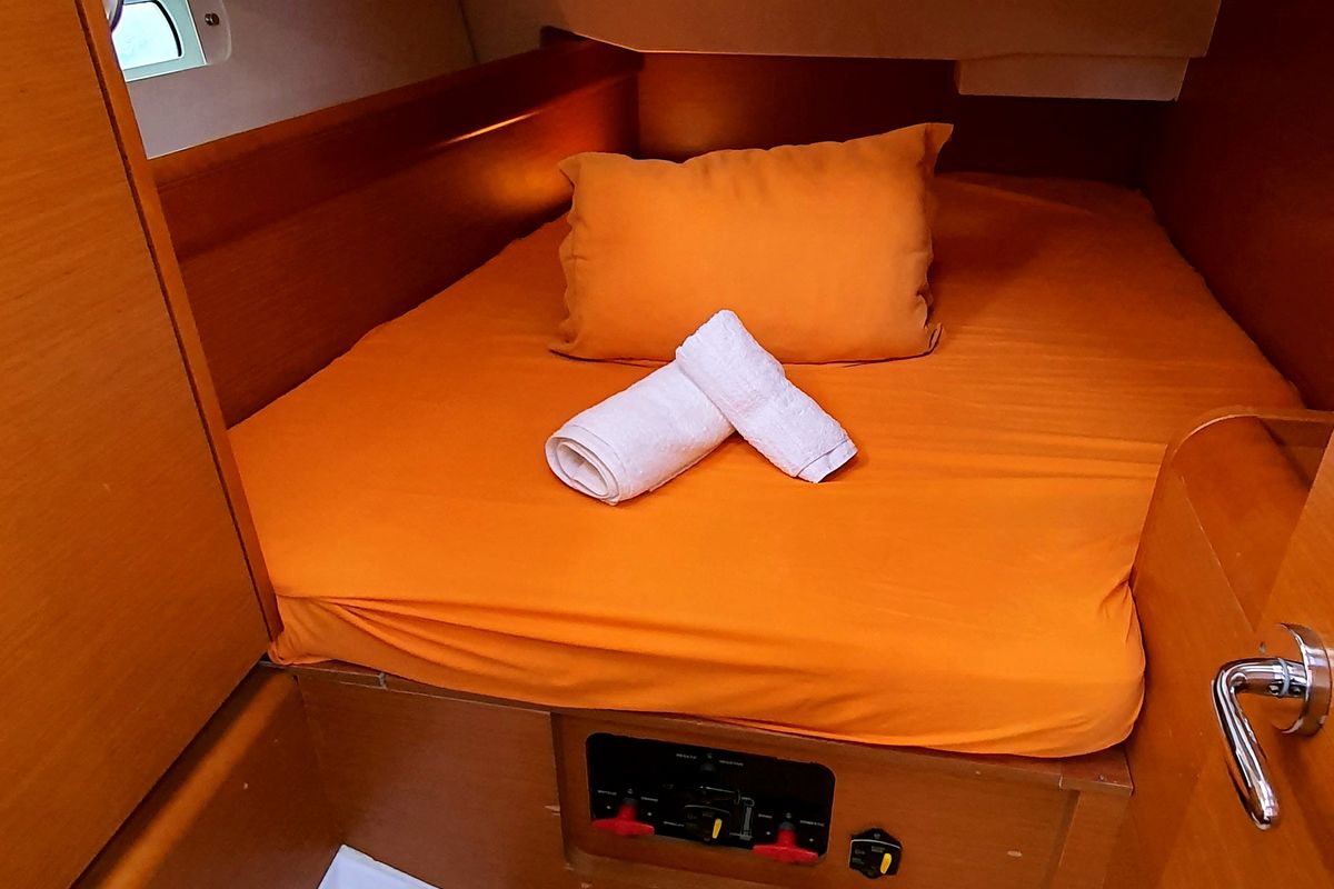 Cabin on Kalli Zoi II, a Jeanneau Sun Odyssey 449 sailboat at Benitses, Greece