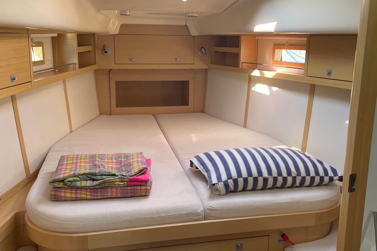 Cabin on Carolina - cabin 1, a Elan 450 sailboat at Rodi Garganico, Italy